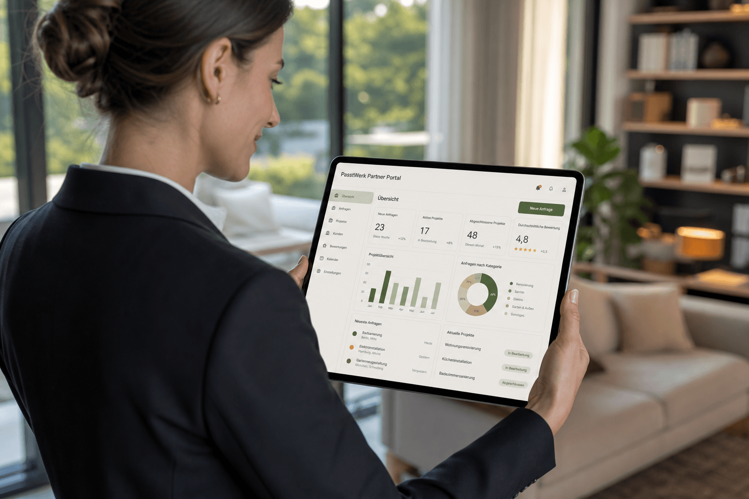 Partnerin prüft das PasstWerk Partner Portal auf einem Tablet in einem hellen Innenraum
